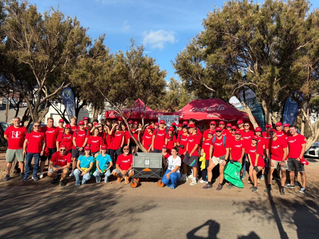Voluntarios de Terramare Medioambiente, CD Tenerife y Coca-Cola participan en una limpieza en la playa de El Socorro
