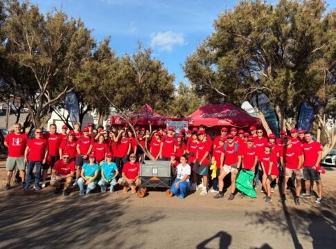 Voluntarios de Terramare Medioambiente, CD Tenerife y Coca-Cola participan en una limpieza en la playa de El Socorro