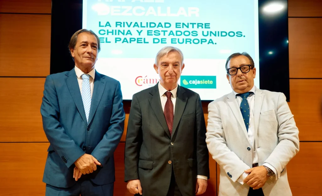 Rafael Dezcallar analiza en la Cámara la rivalidad entre China y Estados Unidos y el papel estratégico de Europa