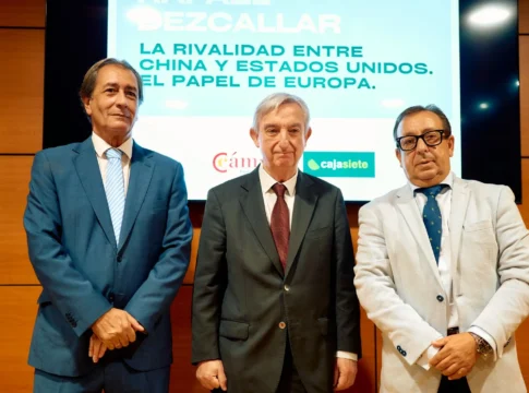 Rafael Dezcallar analiza en la Cámara la rivalidad entre China y Estados Unidos y el papel estratégico de Europa