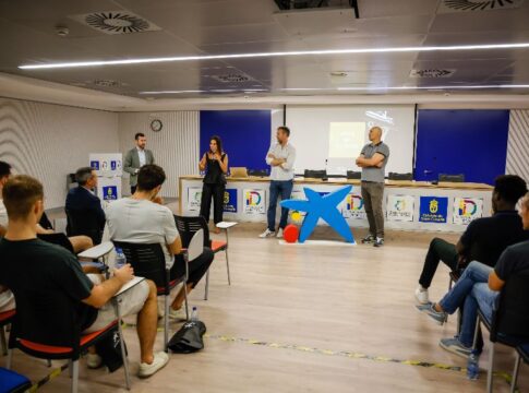 CaixaBank organiza una jornada de educación financiera con la plantilla del Dreamland Gran Canaria