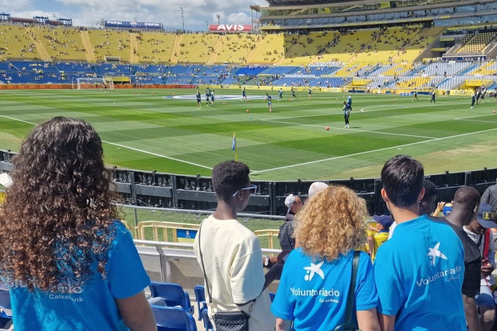 La ‘Grada Solidaria’ de la Fundación “la Caixa” permite disfrutar de los partidos de la UD Las Palmas a más de 250 personas en riesgo de exclusión