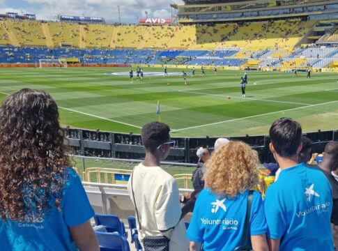 La ‘Grada Solidaria’ de la Fundación “la Caixa” permite disfrutar de los partidos de la UD Las Palmas a más de 250 personas en riesgo de exclusión