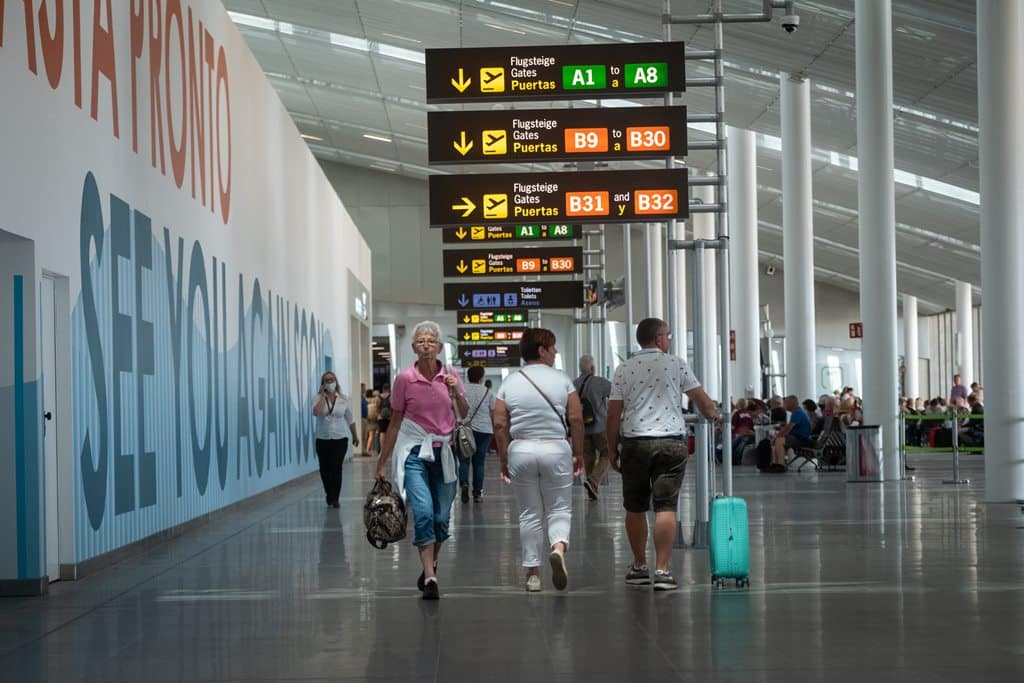 Santiago Sesé califica de “atraco a Canarias” la tasa de estacionamiento que Aena prevé aplicar al transporte discrecional de viajeros