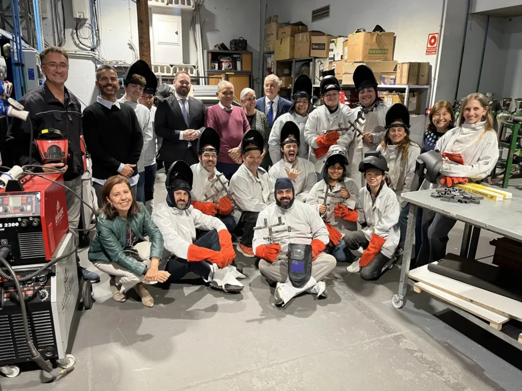 El Cabildo refuerza la formación técnica de diseñadores del Carnaval con un curso de soldadura