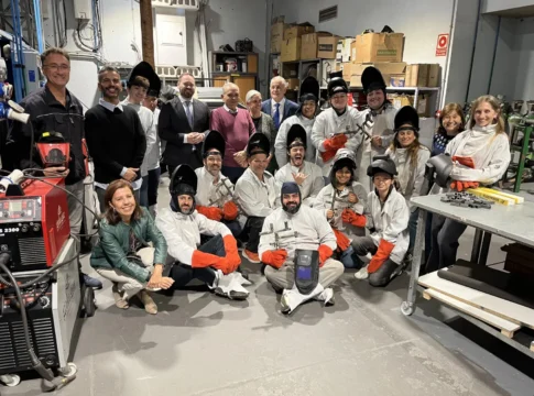 El Cabildo refuerza la formación técnica de diseñadores del Carnaval con un curso de soldadura