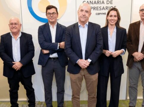 La Confederación Canaria de Empresarios se reúne con el Consejero de Obras Públicas, Vivienda y Movilidad y la Directora General de Transportes y Movilidad del Gobierno de Canarias para analizar el grave impacto del Plan comercial que pretende aplicar AENA en los aeropuertos de Canarias