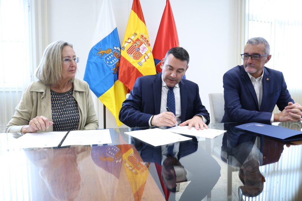 El Cabildo de Lanzarote y el Colegio Oficial de Farmacéuticos firman un protocolo pionero para reforzar la promoción de la salud y la inclusión