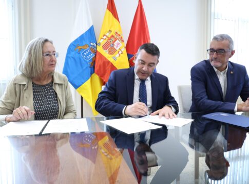 El Cabildo de Lanzarote y el Colegio Oficial de Farmacéuticos firman un protocolo pionero para reforzar la promoción de la salud y la inclusión