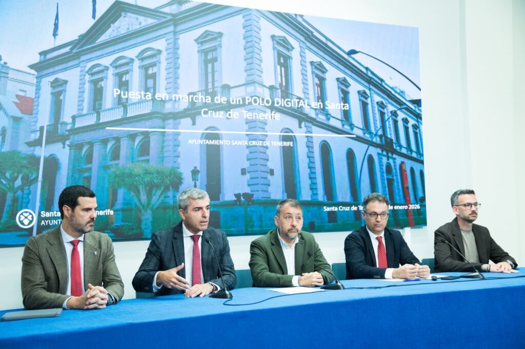 Manuel Domínguez y el alcalde de Santa Cruz, José Manuel Bermúdez, presentan el Polo Digital