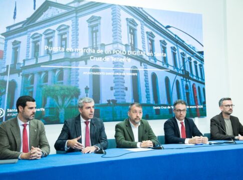 Manuel Domínguez y el alcalde de Santa Cruz, José Manuel Bermúdez, presentan el Polo Digital
