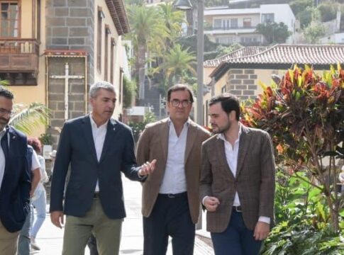 El Gobierno reforzará el comercio local de Puerto de la Cruz y anuncia medidas contra la competencia desleal