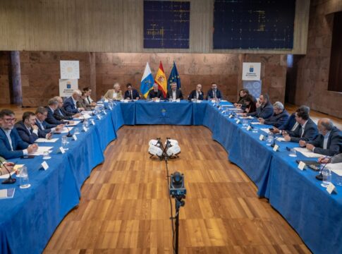 Ayuntamientos y cabildos se suman a enriquecer el Decreto Canario para fortalecer su defensa ante Madrid