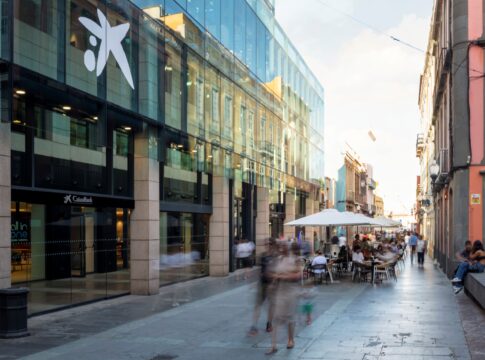 CaixaBank incrementó un 4% la financiación a clientes particulares de Canarias en 2025