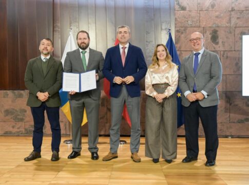 El Gobierno firma un protocolo para crear un centro de formación industrial y naval en el puerto de Santa Cruz