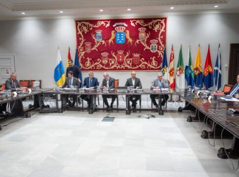Clavijo traslada a los grupos su estrategia para que Madrid facilite recursos para el escudo social canario