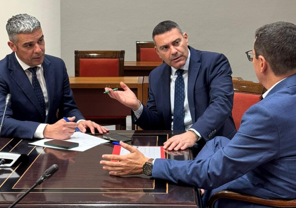 El presidente Oswaldo Betancort logra el compromiso del Gobierno de Canarias para introducir mejoras pesqueras en el Puerto de Órzola