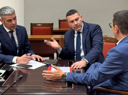 El presidente Oswaldo Betancort logra el compromiso del Gobierno de Canarias para introducir mejoras pesqueras en el Puerto de Órzola