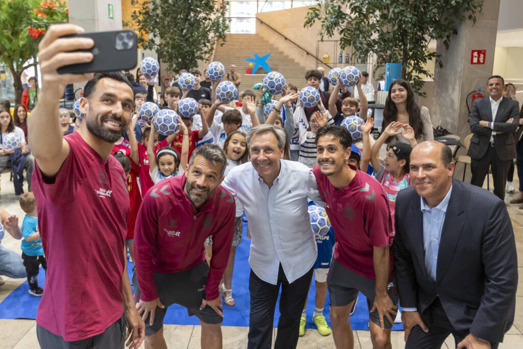 CaixaBank celebra un ‘Meet&Greet’ con los capitanes del Club Deportivo Tenerife en la oficina ‘all in one’ Tenerife