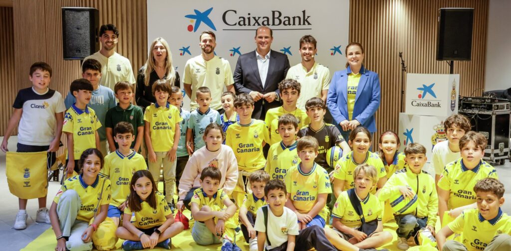 CaixaBank celebra un encuentro con jugadores de la UD Las Palmas en la oficina ‘all in one’ Gran Canaria