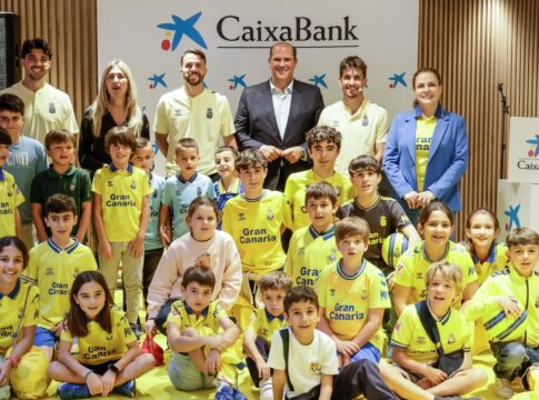 CaixaBank celebra un encuentro con jugadores de la UD Las Palmas en la oficina ‘all in one’ Gran Canaria