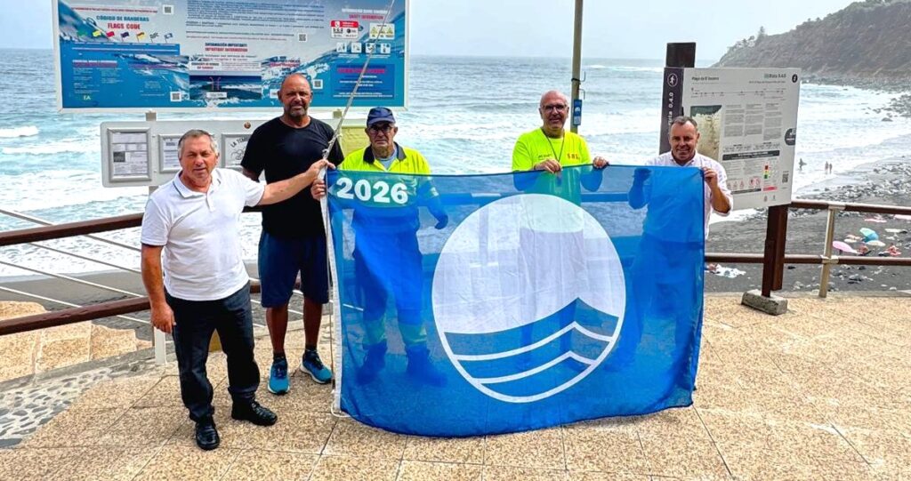 La Bandera Azul ondea en la Playa de El Socorro para la temporada de verano entre 52 zonas de baño de Canarias