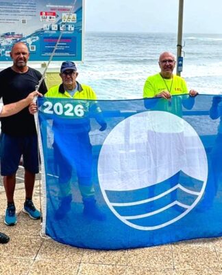 La Bandera Azul ondea en la Playa de El Socorro para la temporada de verano entre 52 zonas de baño de Canarias