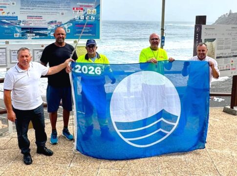 La Bandera Azul ondea en la Playa de El Socorro para la temporada de verano entre 52 zonas de baño de Canarias