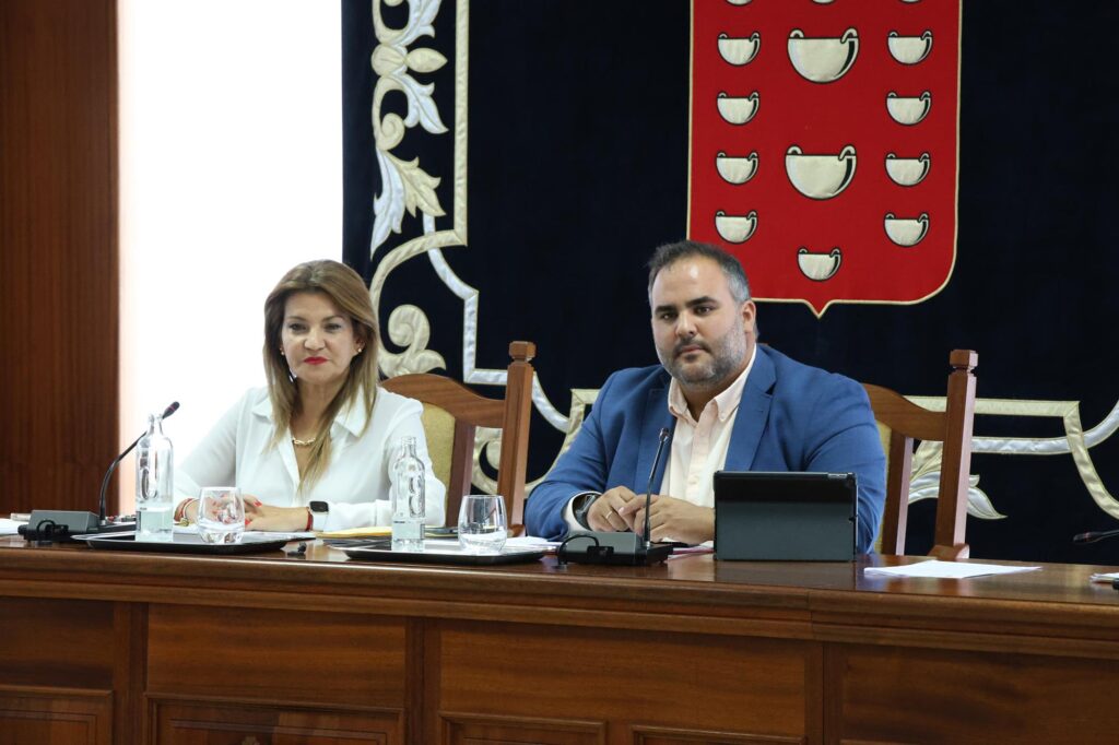 El Cabildo de Lanzarote exige a AENA una bonificación del 75% en el parking para residentes y la reparación urgente de las infraestructuras del aeropuerto