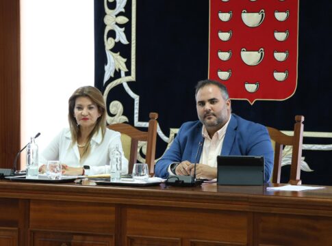 El Cabildo de Lanzarote exige a AENA una bonificación del 75% en el parking para residentes y la reparación urgente de las infraestructuras del aeropuerto