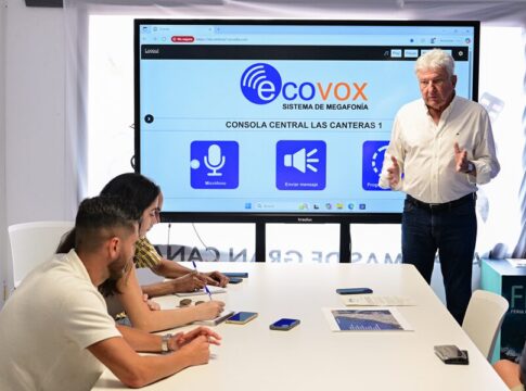 Las Canteras estrena un sistema de megafonía inteligente y sostenible con tecnología solar y emisión de mensajes por sectores
