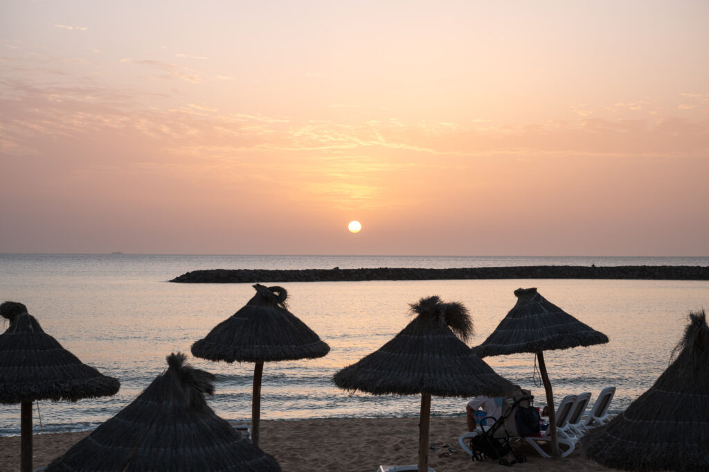 Spring Hotels estrena ‘Just Lío’, una nueva propuesta de tardeo premium en la playa de El Camisón