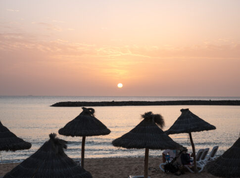 Spring Hotels estrena ‘Just Lío’, una nueva propuesta de tardeo premium en la playa de El Camisón