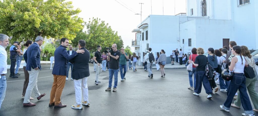 Manuel Domínguez acompaña al alumnado que inicia la PAU en Canarias en la sede habilitada de Puerto de la Cruz