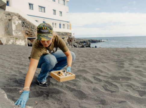 Cybell Kiessling exige una respuesta urgente ante el cierre masivo de playas en Canarias