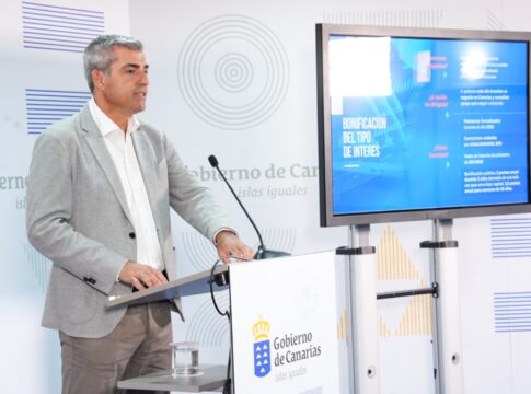 Los autónomos ya pueden pedir las ayudas para la primera contratación indefinida de personas de 52 años o más