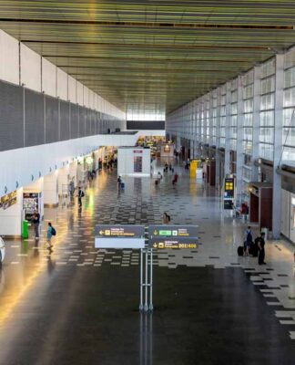 Aena se reúne con el Gobierno de Canarias, cabildos y empresarios para detallar el funcionamiento de los aparcamientos de transporte discrecional