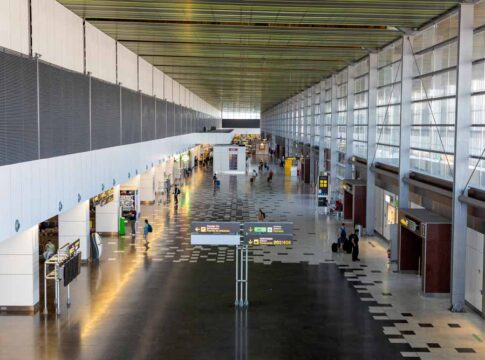 Aena se reúne con el Gobierno de Canarias, cabildos y empresarios para detallar el funcionamiento de los aparcamientos de transporte discrecional