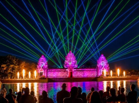 Más de 4.000 personas se rinden a la adrenalina y la magia nocturna en la inauguración del Costa Adeje Siam Night