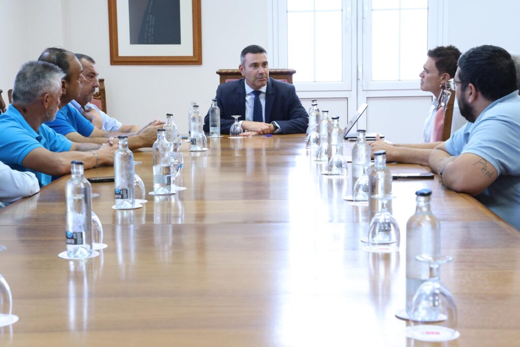 El Cabildo se reúne con las cooperativas del taxi para escuchar al sector y aunar posturas de cara a optimizar el servicio