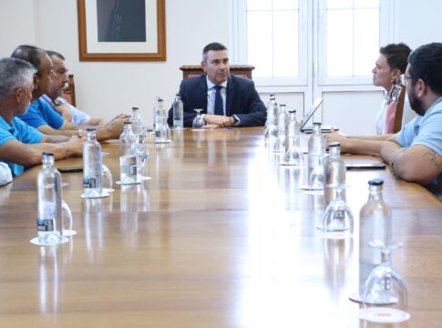 El Cabildo se reúne con las cooperativas del taxi para escuchar al sector y aunar posturas de cara a optimizar el servicio